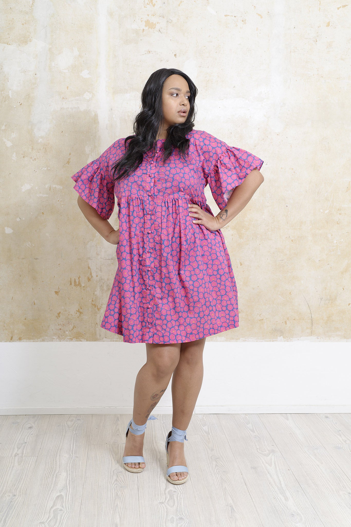 Kleid-Maya-Pink-Blumen-Kurz-Weite-Ärmel-Knöpfe-Frau-Stehend-Plus-Size-Übergröße-große-Größe