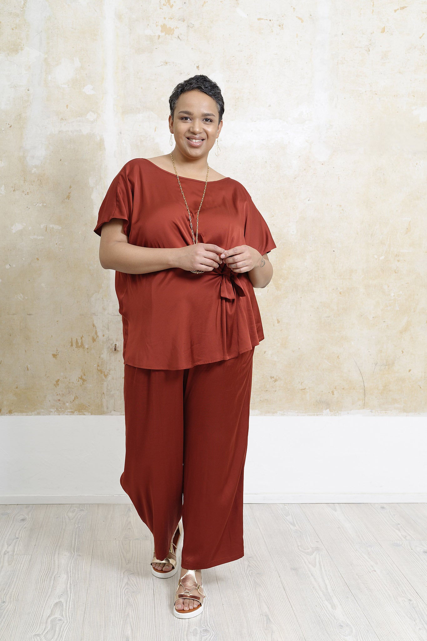 Hose-Tilli-weiter-schnitt-rot-Plus-Size-Übergröße-Große-Größe-Frau-Stehend