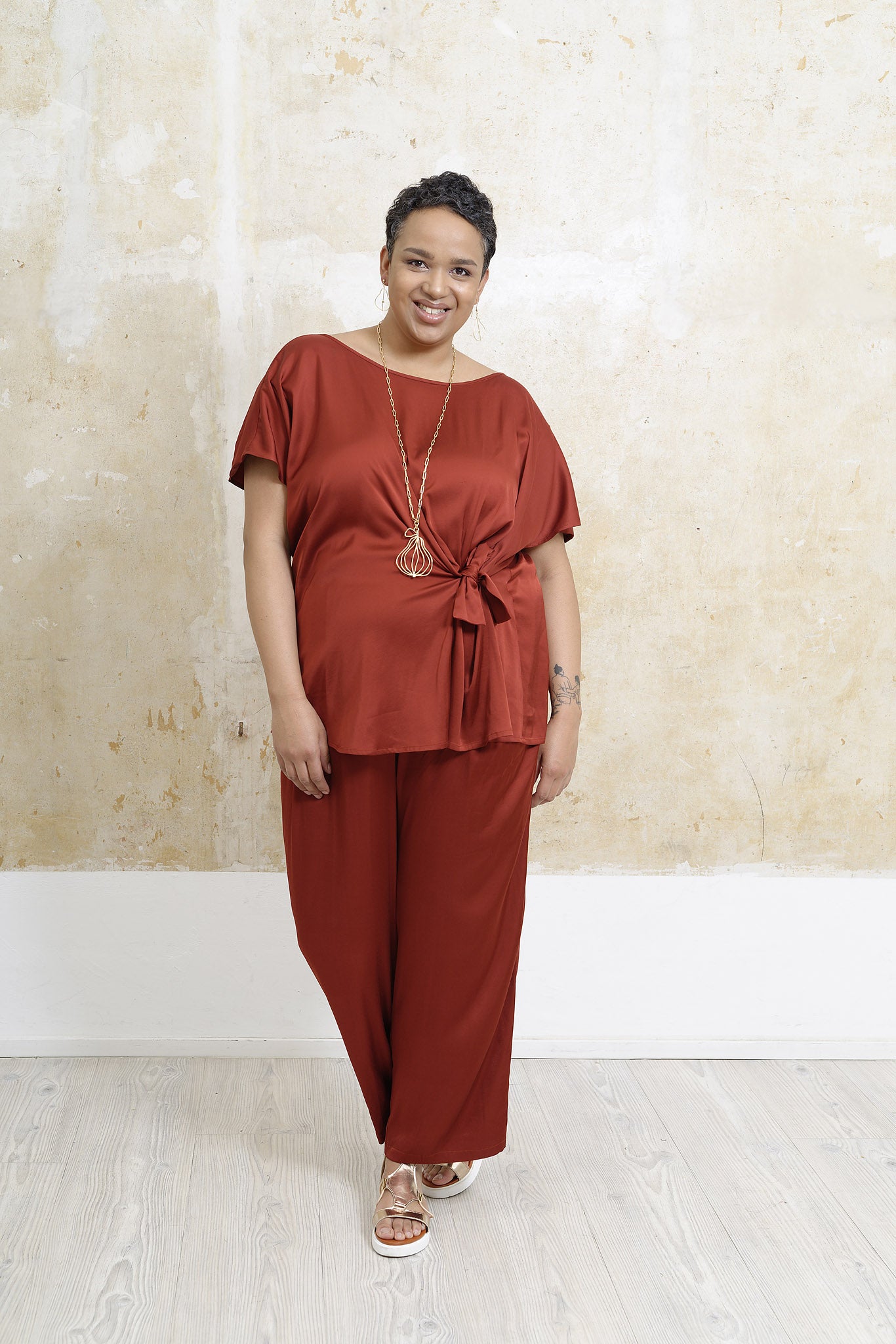 Hose-Tilli-weiter-schnitt-rot-Plus-Size-Übergröße-Große-Größe-Frau-Stehend-großer-Goldschmuck