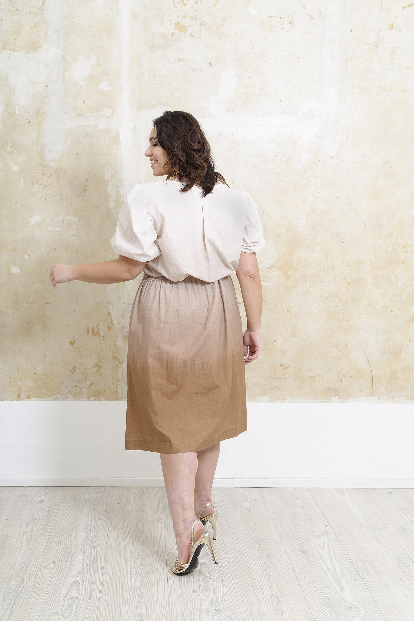 Kleid-Emi-Frau-Ombré-Kleid-Rückenansicht-großer-Goldschuck-Plus-Size-Übergöße-Große-Größe