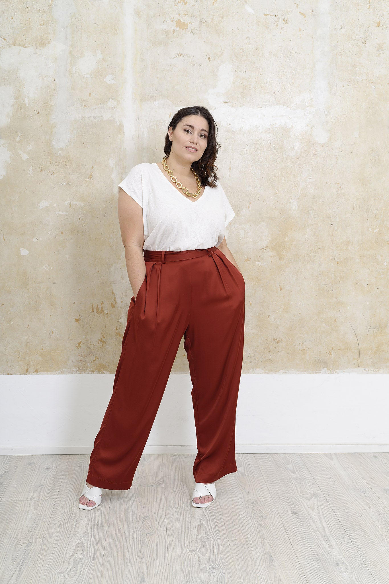 Hose-Tilli-weiter-schnitt-rot-Plus-Size-Übergröße-Große-Größe-Frau-Stehend-großer-Goldschmuck