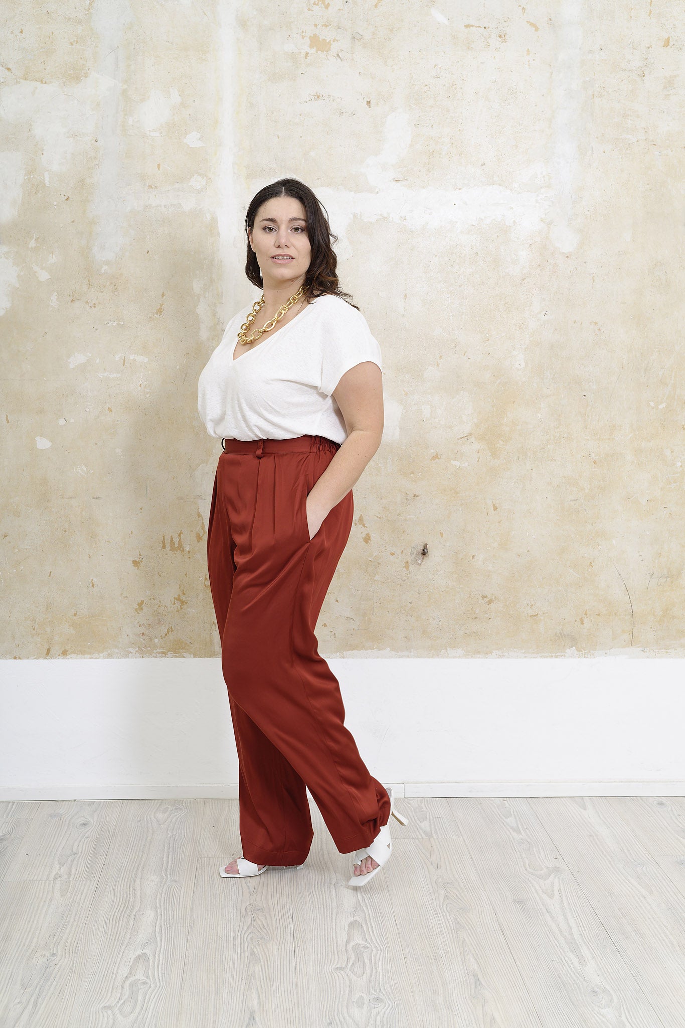 Hose-Tilli-weiter-schnitt-rot-Plus-Size-Übergröße-Große-Größe-Frau-Stehend-seite