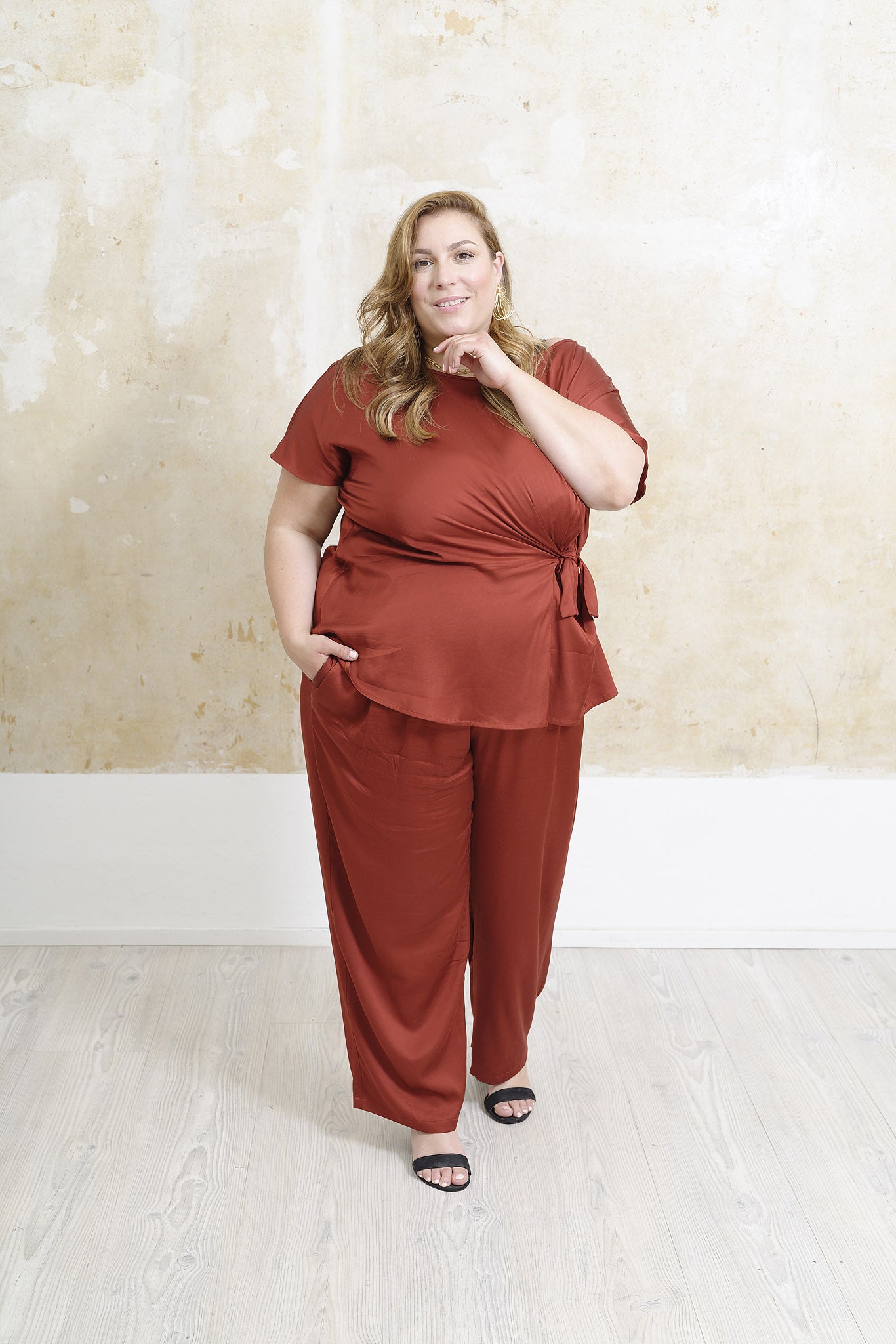 Hose-Tilli-weiter-schnitt-rot-Plus-Size-Übergröße-Große-Größe-Frau-Stehend