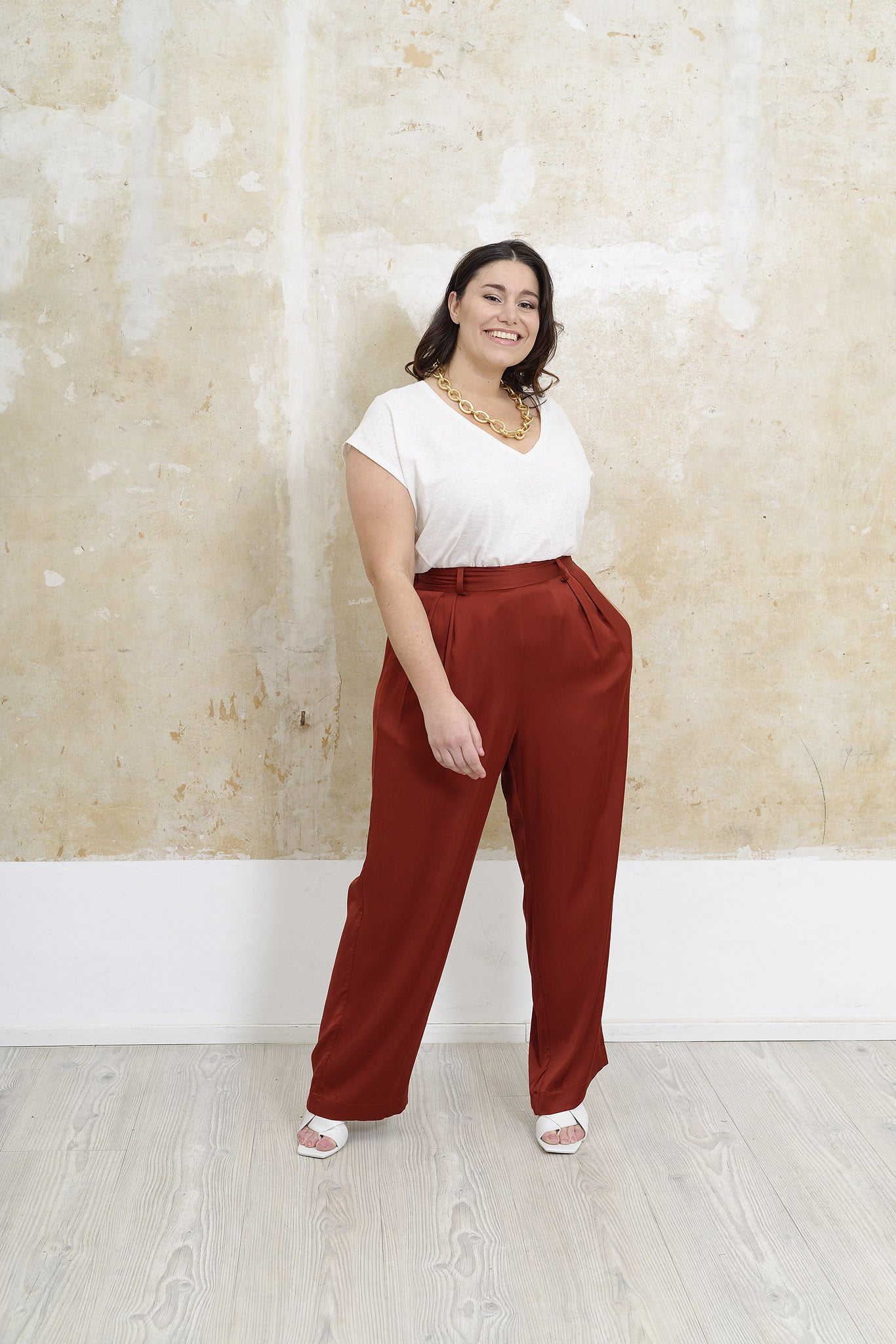 Shirt-Lilly-weisses-Tshirt-Frau-in-roter-Hose-großer-Goldschmuck-Plus-Size